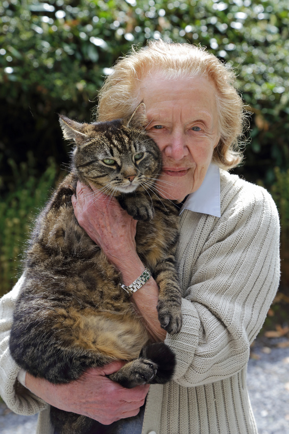 femme senior portant son chat
